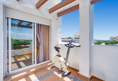 Elegancki, trzypokojowe mieszkanie na pierwszym piętrze w strzeżonej społeczności Selwo Hills, Estepona