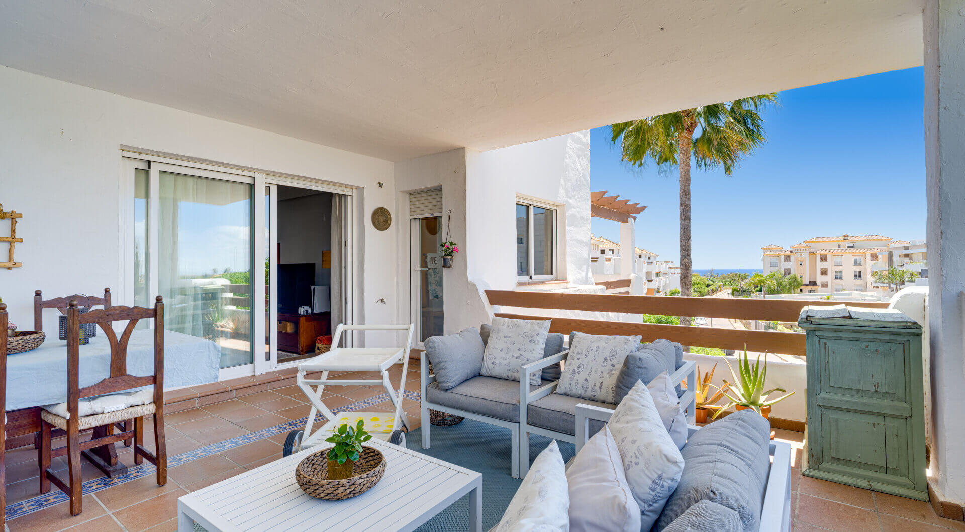 Elegancki, trzypokojowe mieszkanie na pierwszym piętrze w strzeżonej społeczności Selwo Hills, Estepona