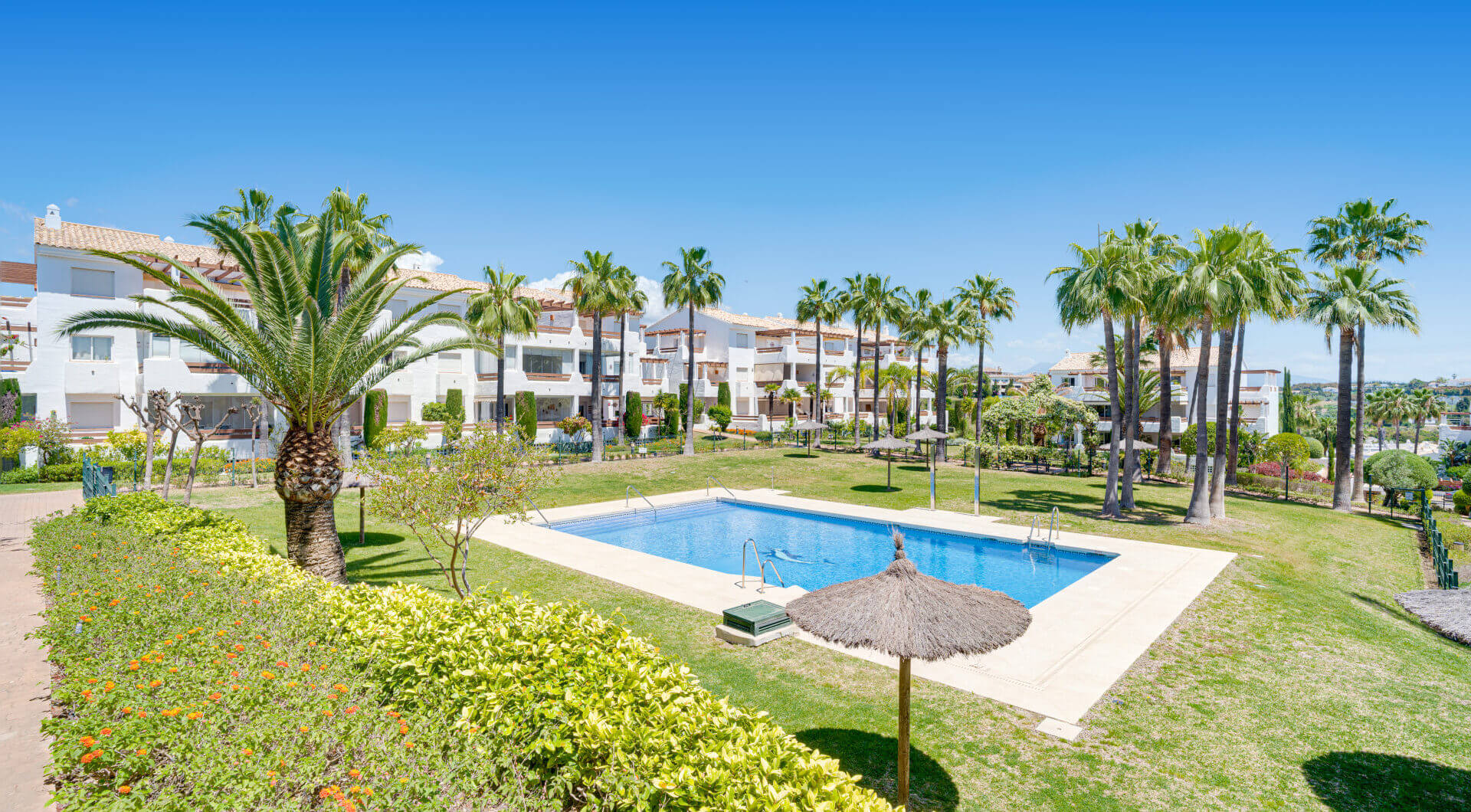 Elegancki, trzypokojowe mieszkanie na pierwszym piętrze w strzeżonej społeczności Selwo Hills, Estepona