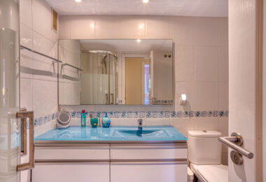Piękny apartament z trzema sypialniami położony w samym sercu Złotej Mili Marbelli, Costa Nagüeles III