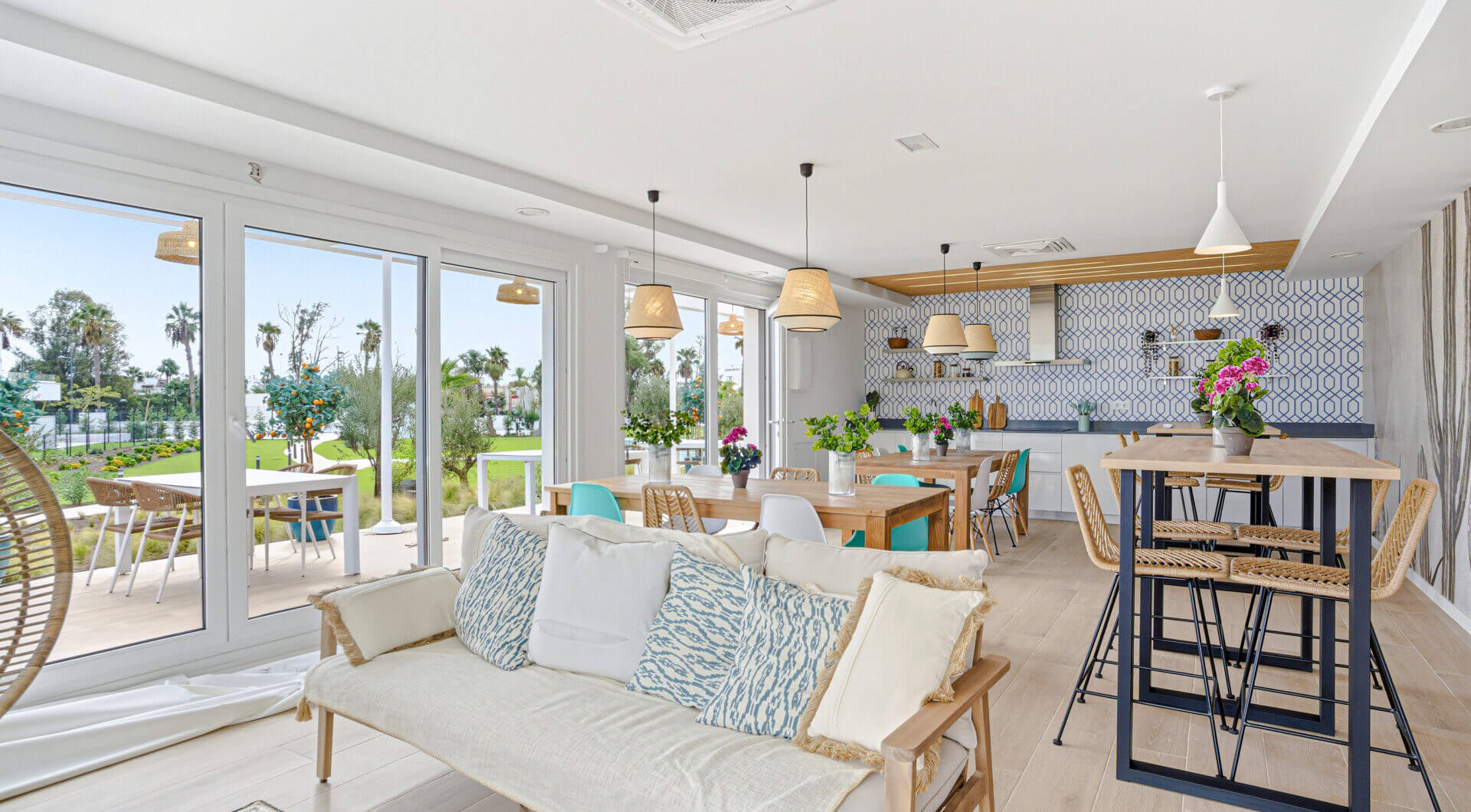 Stylowe, południowo-zachodnie zwrócone dwupokojowe mieszkanie znajduje się w południowo-wschodniej strzeżonej społeczności Acqua Gardens na New Golden Mile, Estepona