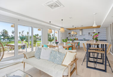 Stylowe, południowo-zachodnie zwrócone dwupokojowe mieszkanie znajduje się w południowo-wschodniej strzeżonej społeczności Acqua Gardens na New Golden Mile, Estepona