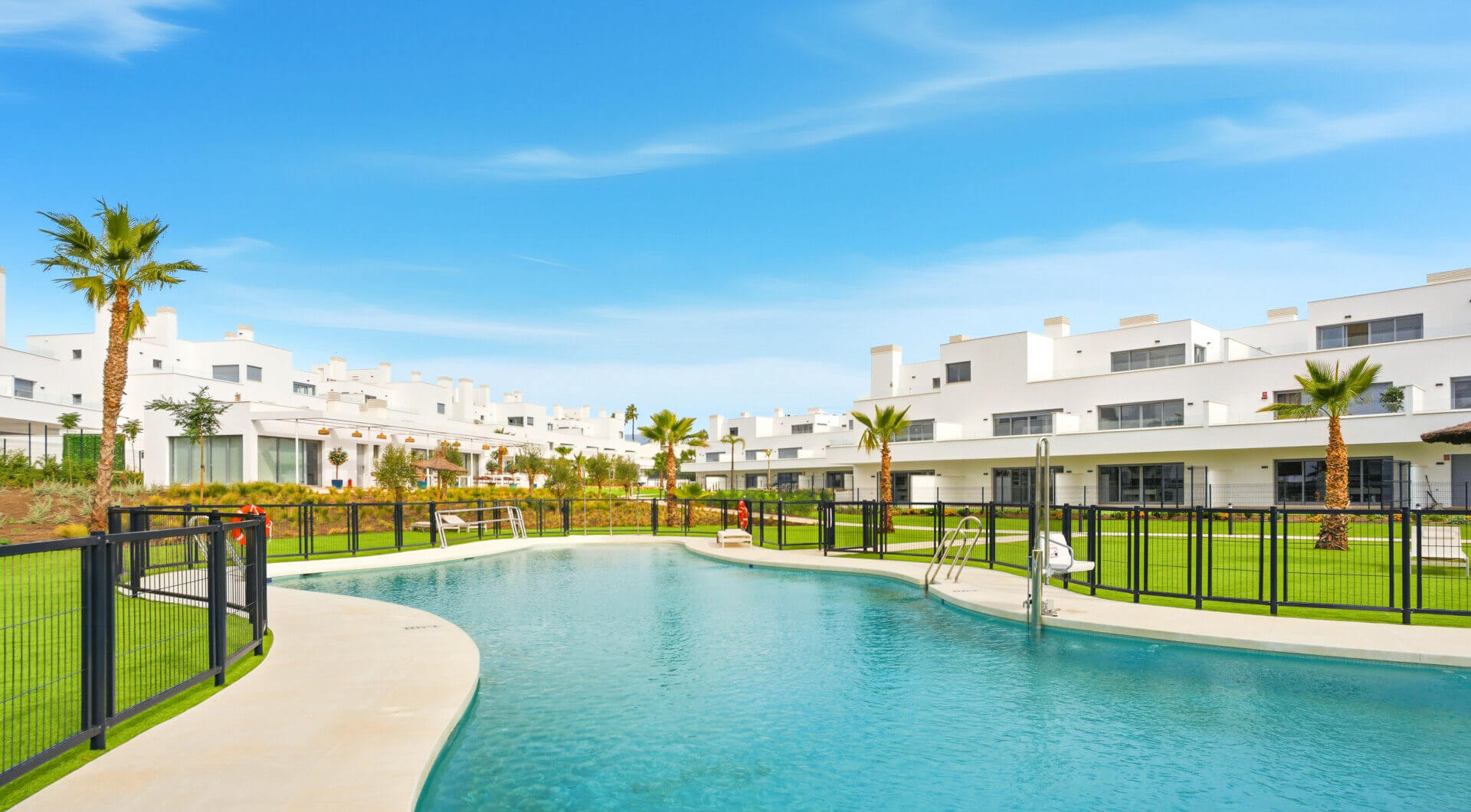 Stylowe, południowo-zachodnie zwrócone dwupokojowe mieszkanie znajduje się w południowo-wschodniej strzeżonej społeczności Acqua Gardens na New Golden Mile, Estepona
