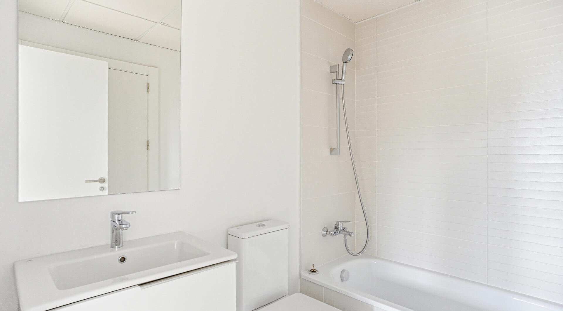 Stylowe, południowo-zachodnie zwrócone dwupokojowe mieszkanie znajduje się w południowo-wschodniej strzeżonej społeczności Acqua Gardens na New Golden Mile, Estepona