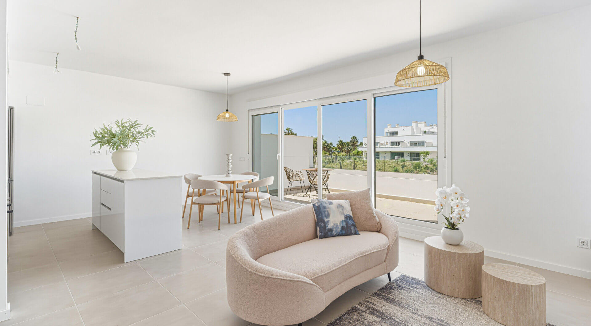 Stylowe, południowo-zachodnie zwrócone dwupokojowe mieszkanie znajduje się w południowo-wschodniej strzeżonej społeczności Acqua Gardens na New Golden Mile, Estepona