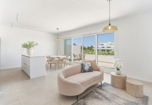 Stylowe, południowo-zachodnie zwrócone dwupokojowe mieszkanie znajduje się w południowo-wschodniej strzeżonej społeczności Acqua Gardens na New Golden Mile, Estepona