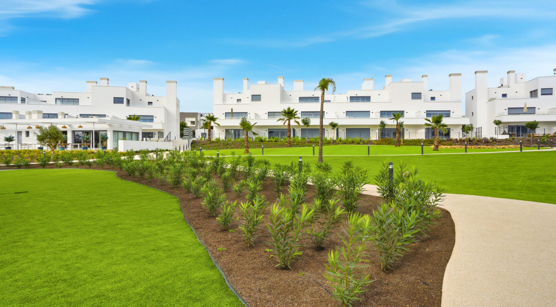 Stylowe, południowo-zachodnie zwrócone dwupokojowe mieszkanie znajduje się w południowo-wschodniej strzeżonej społeczności Acqua Gardens na New Golden Mile, Estepona