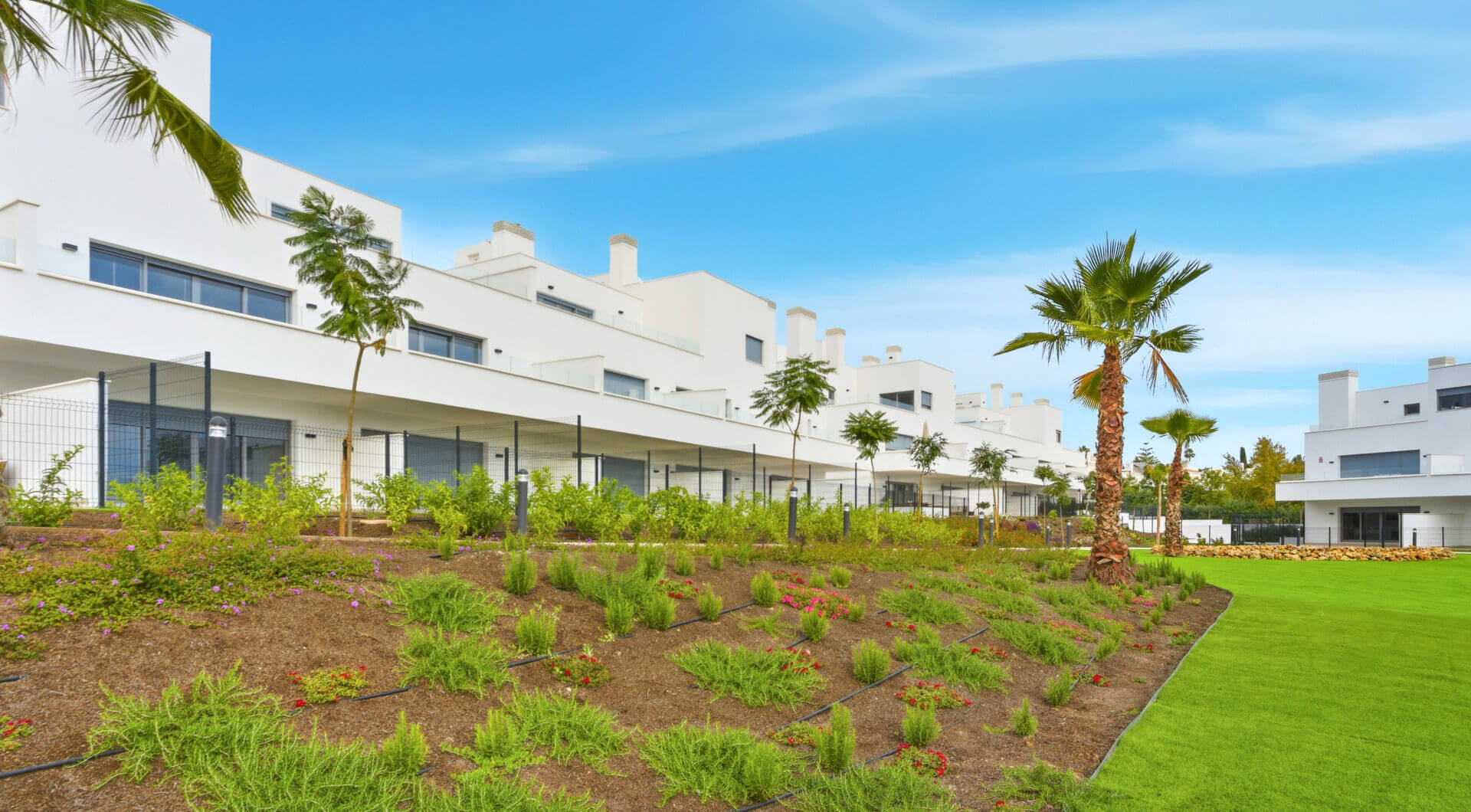 Stylowe, południowo-zachodnie zwrócone dwupokojowe mieszkanie znajduje się w południowo-wschodniej strzeżonej społeczności Acqua Gardens na New Golden Mile, Estepona