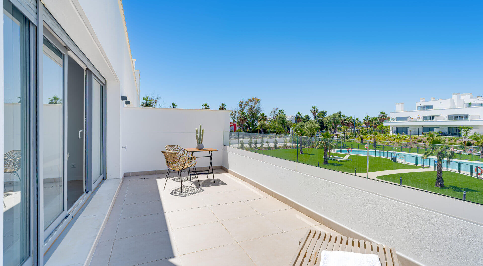 Stylowe, południowo-zachodnie zwrócone dwupokojowe mieszkanie znajduje się w południowo-wschodniej strzeżonej społeczności Acqua Gardens na New Golden Mile, Estepona