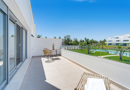 Stylowe, południowo-zachodnie zwrócone dwupokojowe mieszkanie znajduje się w południowo-wschodniej strzeżonej społeczności Acqua Gardens na New Golden Mile, Estepona
