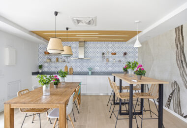 Stylowe, południowo-zachodnie zwrócone dwupokojowe mieszkanie znajduje się w południowo-wschodniej strzeżonej społeczności Acqua Gardens na New Golden Mile, Estepona
