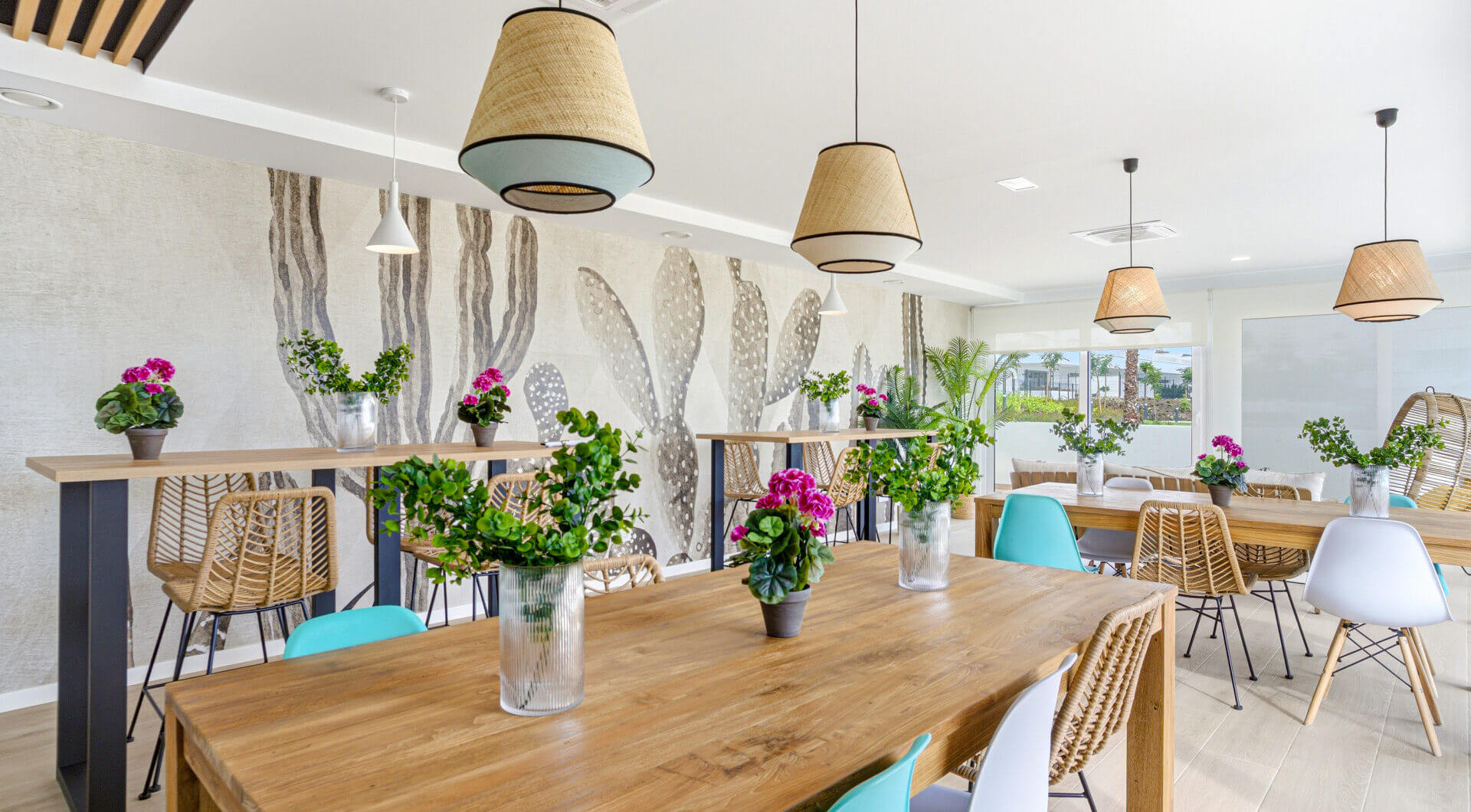 Stylowe, południowo-zachodnie zwrócone dwupokojowe mieszkanie znajduje się w południowo-wschodniej strzeżonej społeczności Acqua Gardens na New Golden Mile, Estepona