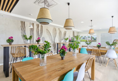 Stylowe, południowo-zachodnie zwrócone dwupokojowe mieszkanie znajduje się w południowo-wschodniej strzeżonej społeczności Acqua Gardens na New Golden Mile, Estepona