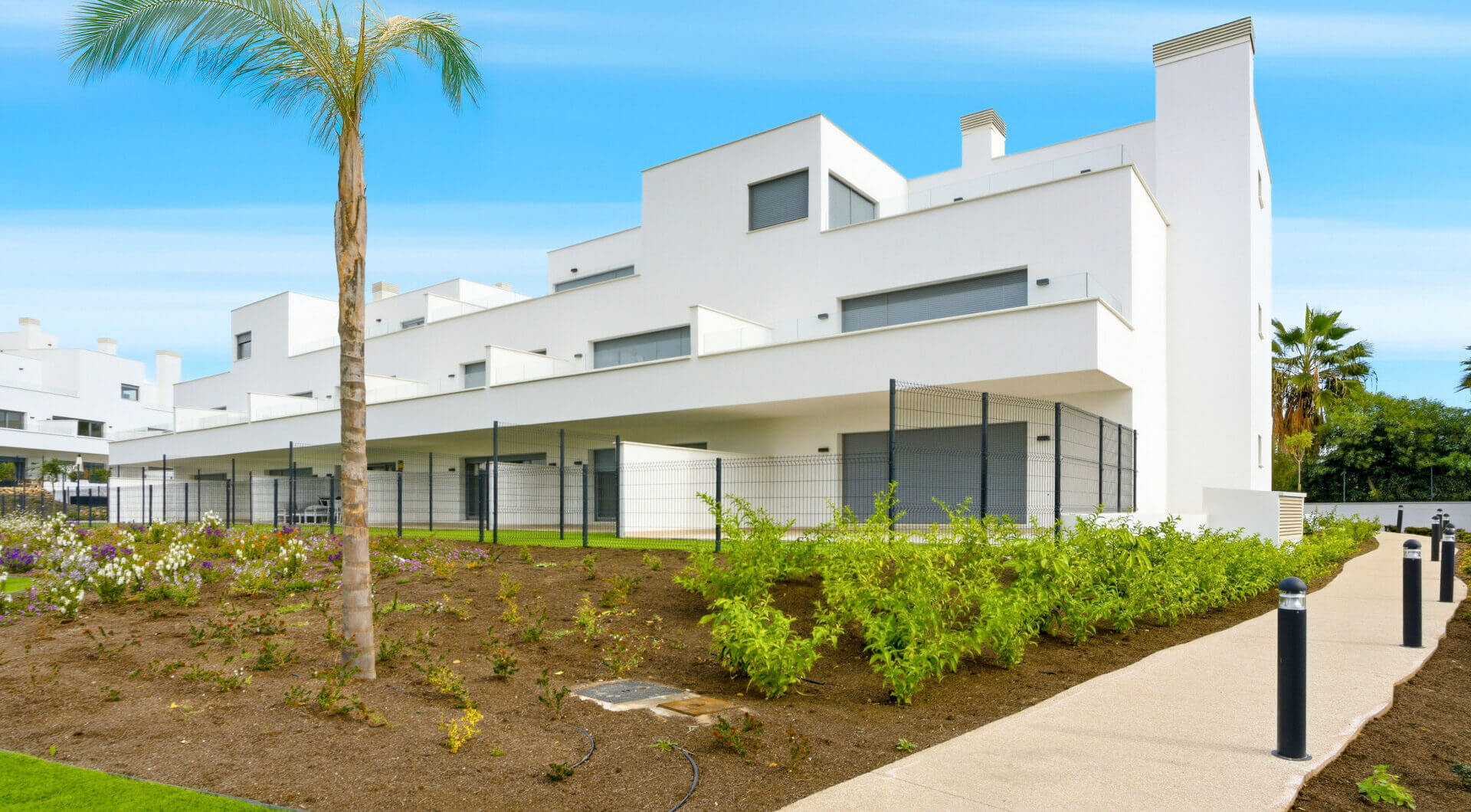 Stylowe, południowo-zachodnie zwrócone dwupokojowe mieszkanie znajduje się w południowo-wschodniej strzeżonej społeczności Acqua Gardens na New Golden Mile, Estepona