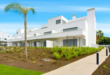 Stylowe, południowo-zachodnie zwrócone dwupokojowe mieszkanie znajduje się w południowo-wschodniej strzeżonej społeczności Acqua Gardens na New Golden Mile, Estepona