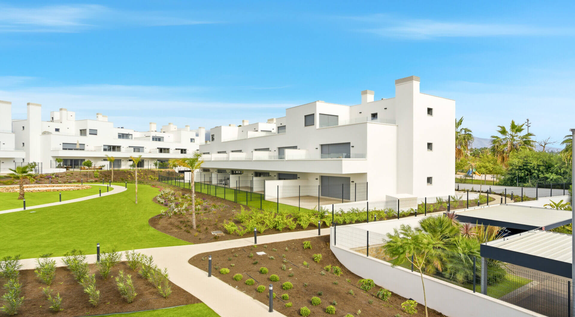 Stylowe, południowo-zachodnie zwrócone dwupokojowe mieszkanie znajduje się w południowo-wschodniej strzeżonej społeczności Acqua Gardens na New Golden Mile, Estepona