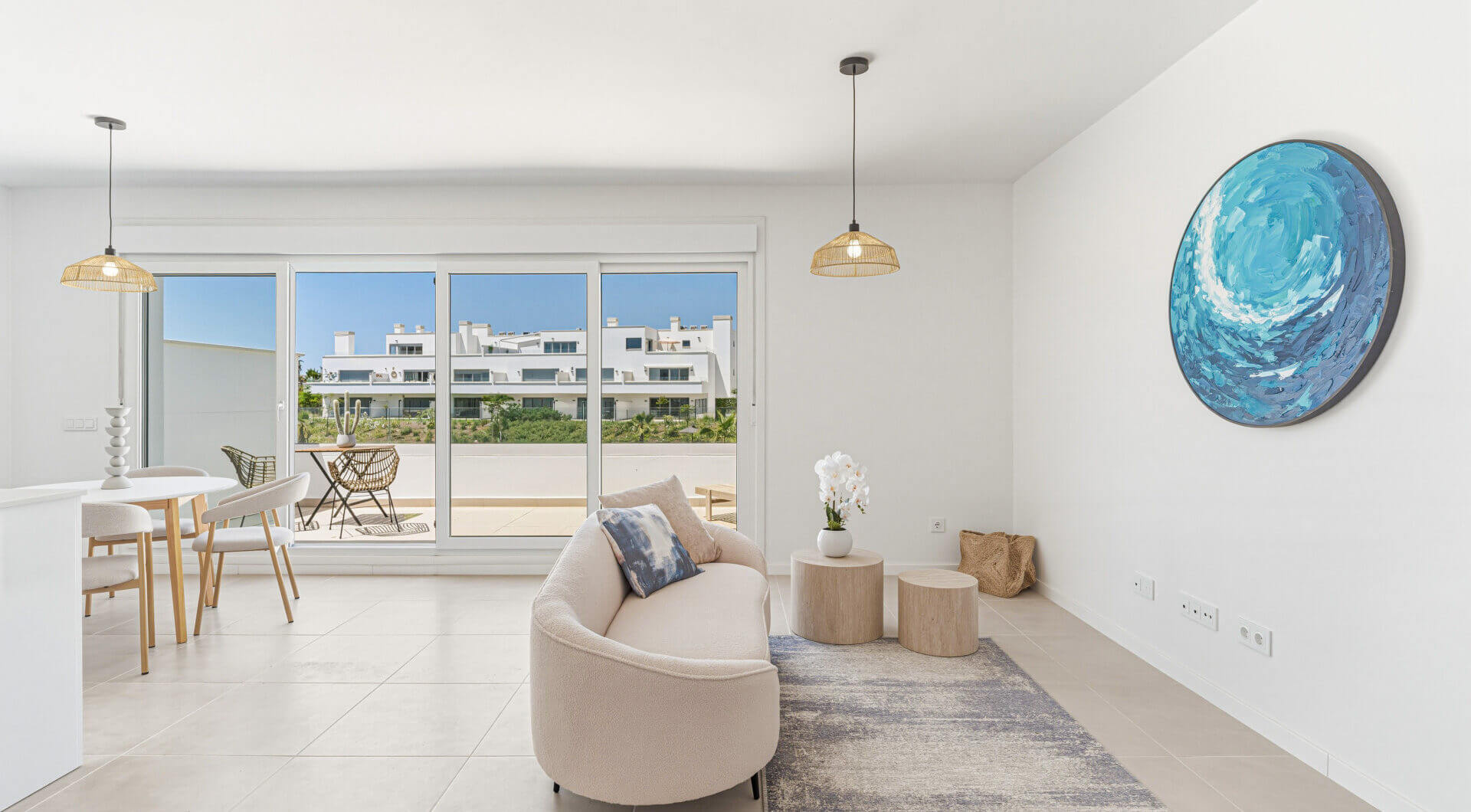 Stylowe, południowo-zachodnie zwrócone dwupokojowe mieszkanie znajduje się w południowo-wschodniej strzeżonej społeczności Acqua Gardens na New Golden Mile, Estepona