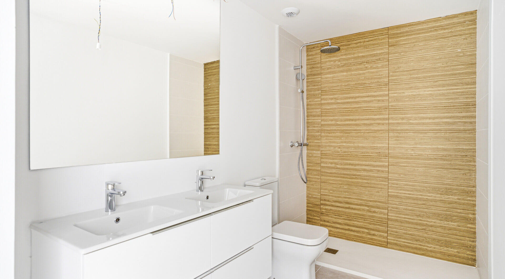 Stylowe, południowo-zachodnie zwrócone dwupokojowe mieszkanie znajduje się w południowo-wschodniej strzeżonej społeczności Acqua Gardens na New Golden Mile, Estepona