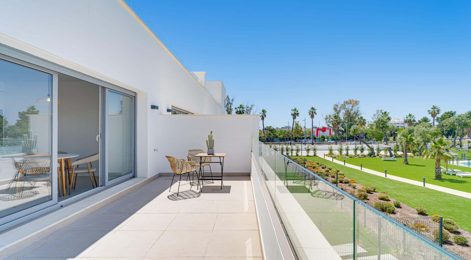 Stylowe, południowo-zachodnie zwrócone dwupokojowe mieszkanie znajduje się w południowo-wschodniej strzeżonej społeczności Acqua Gardens na New Golden Mile, Estepona
