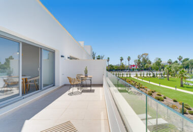 Stylowe, południowo-zachodnie zwrócone dwupokojowe mieszkanie znajduje się w południowo-wschodniej strzeżonej społeczności Acqua Gardens na New Golden Mile, Estepona
