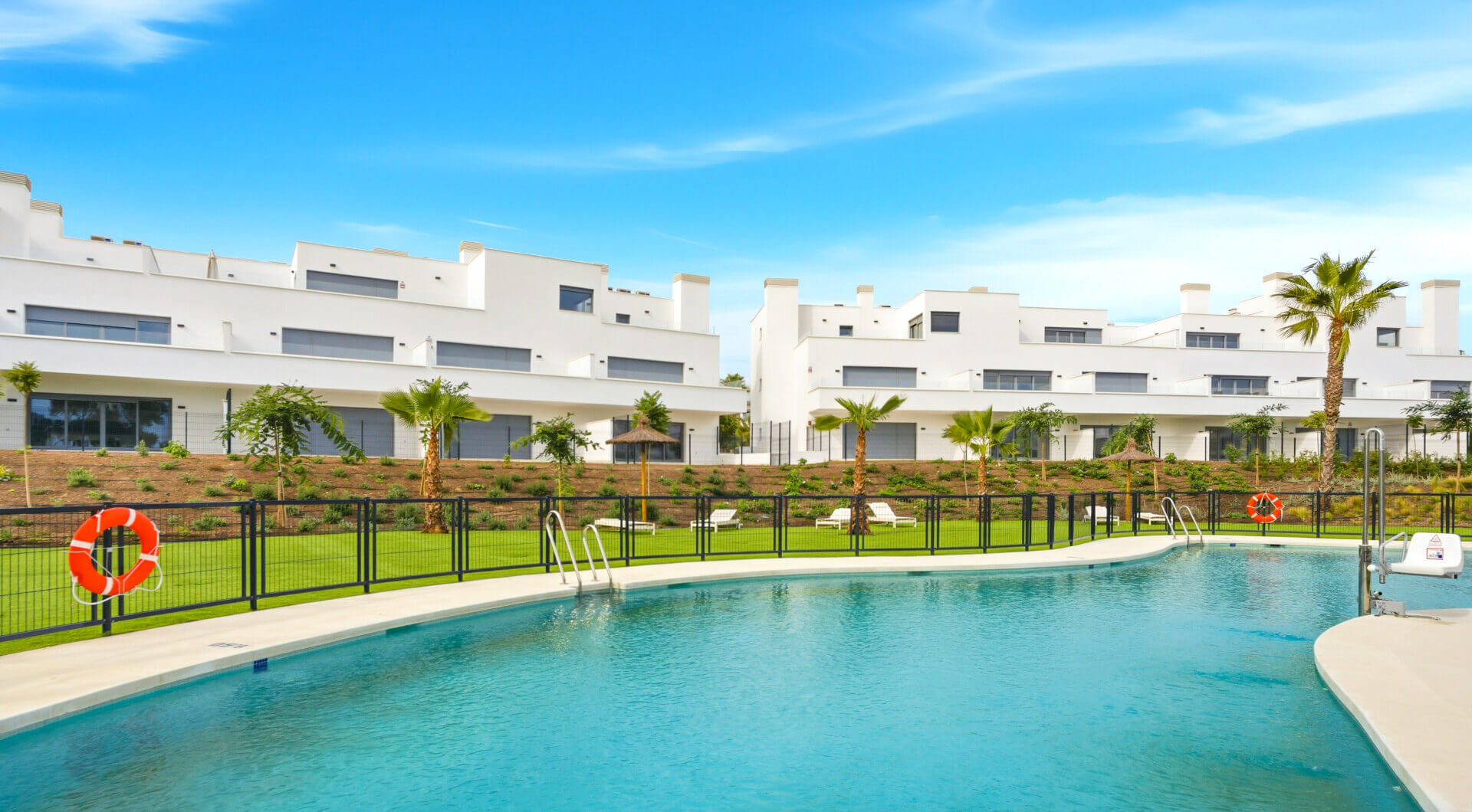 Stylowe, południowo-zachodnie zwrócone dwupokojowe mieszkanie znajduje się w południowo-wschodniej strzeżonej społeczności Acqua Gardens na New Golden Mile, Estepona