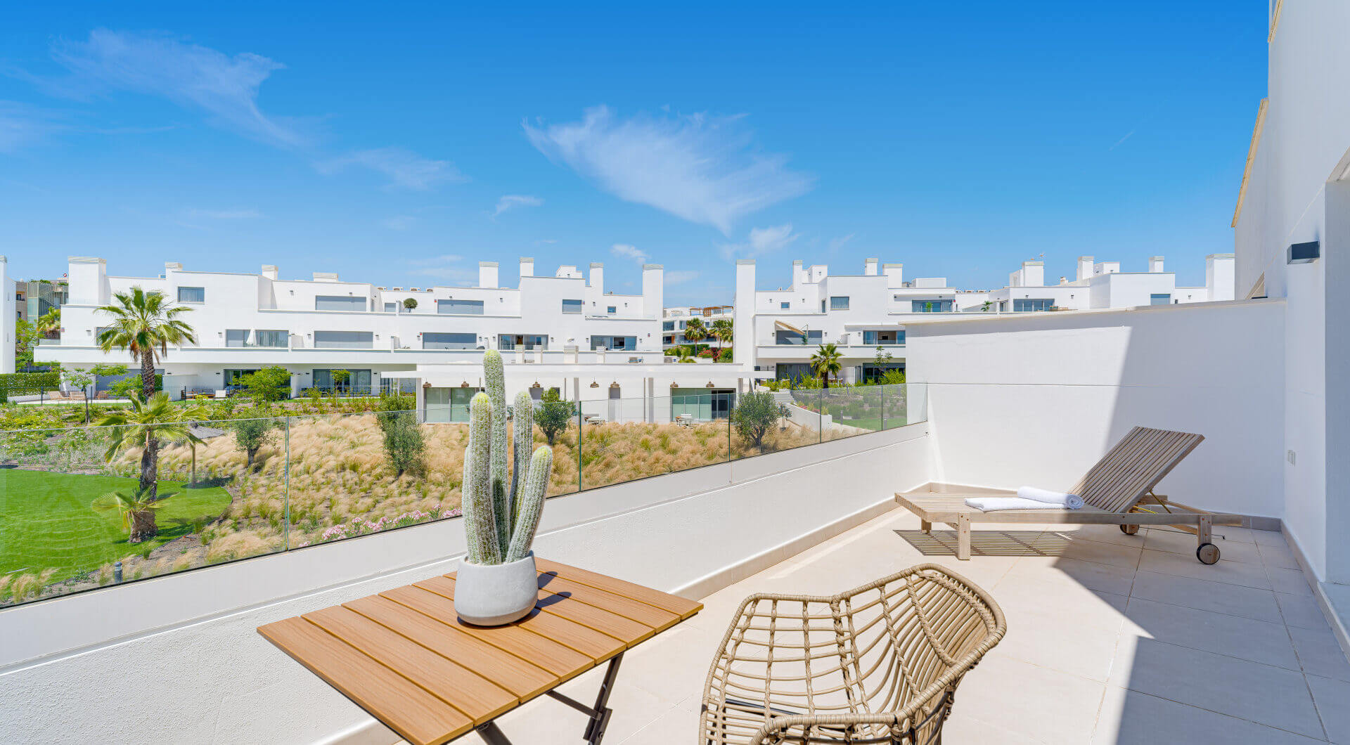 Stylowe, południowo-zachodnie zwrócone dwupokojowe mieszkanie znajduje się w południowo-wschodniej strzeżonej społeczności Acqua Gardens na New Golden Mile, Estepona