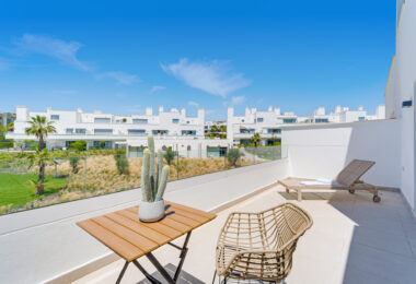 Stylowe, południowo-zachodnie zwrócone dwupokojowe mieszkanie znajduje się w południowo-wschodniej strzeżonej społeczności Acqua Gardens na New Golden Mile, Estepona