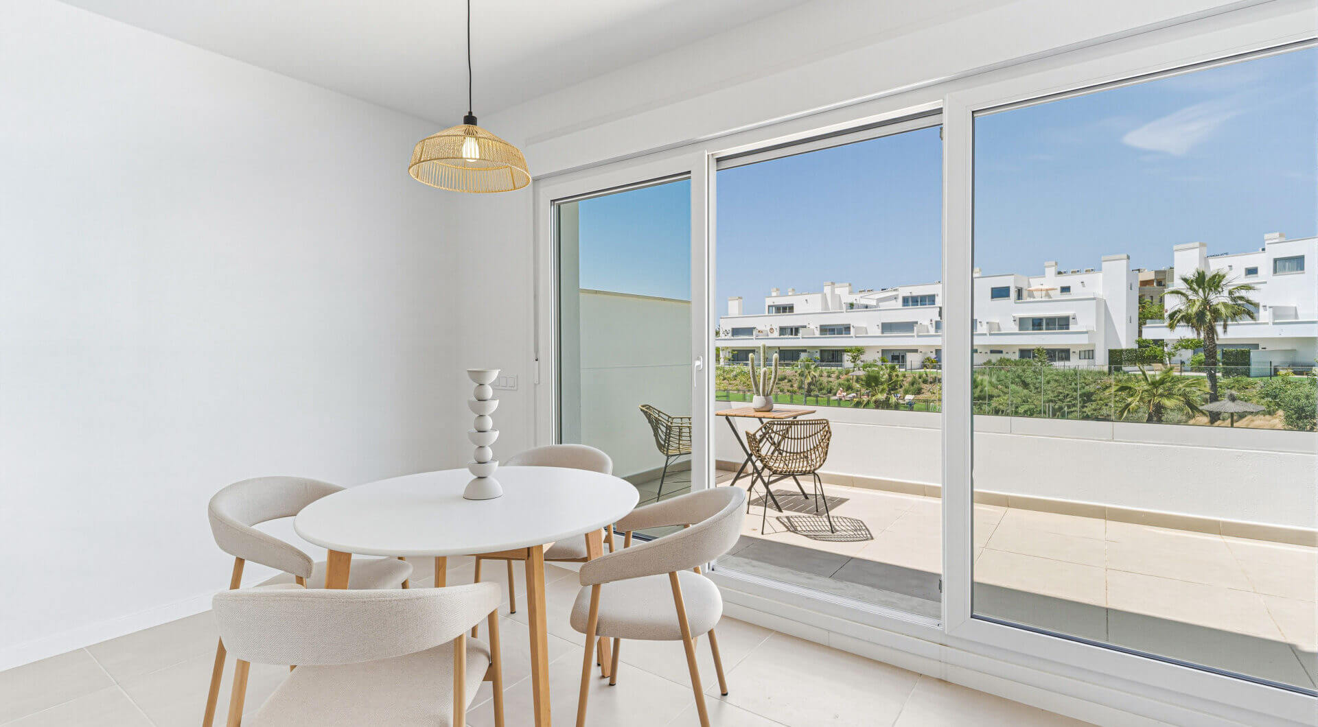 Stylowe, południowo-zachodnie zwrócone dwupokojowe mieszkanie znajduje się w południowo-wschodniej strzeżonej społeczności Acqua Gardens na New Golden Mile, Estepona