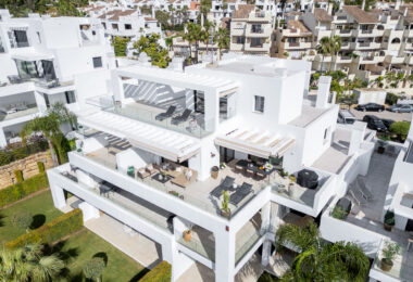 Stylowy i jasny dwupoziomowy penthouse w Cortijo del Golf na Nowej Złotej Mili