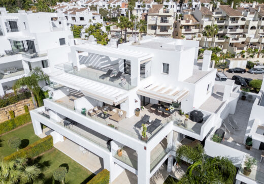 Stylowy i jasny dwupoziomowy penthouse w Cortijo del Golf na Nowej Złotej Mili