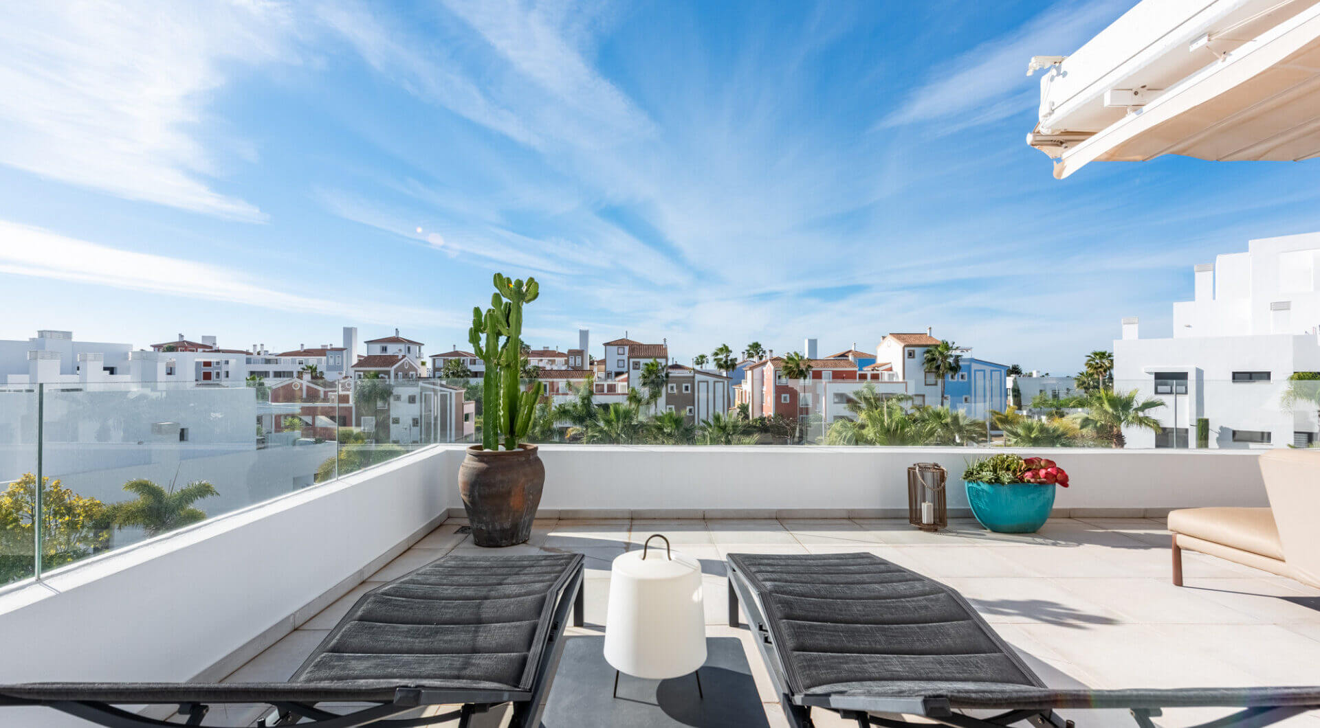 Stylowy i jasny dwupoziomowy penthouse w Cortijo del Golf na Nowej Złotej Mili