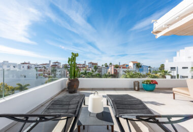 Stylowy i jasny dwupoziomowy penthouse w Cortijo del Golf na Nowej Złotej Mili