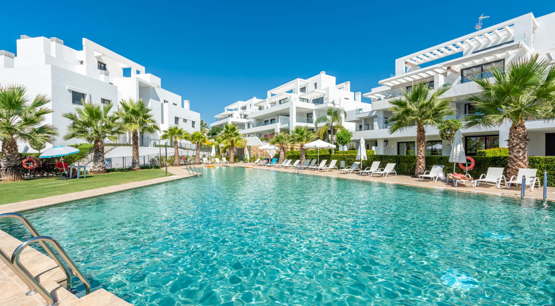 Stylowy i jasny dwupoziomowy penthouse w Cortijo del Golf na Nowej Złotej Mili