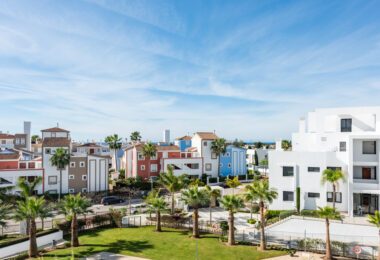 Stylowy i jasny dwupoziomowy penthouse w Cortijo del Golf na Nowej Złotej Mili