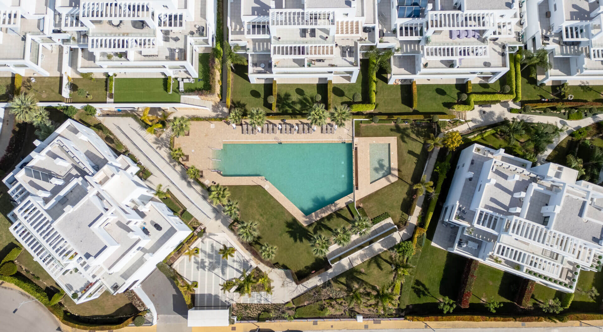 Stylowy i jasny dwupoziomowy penthouse w Cortijo del Golf na Nowej Złotej Mili