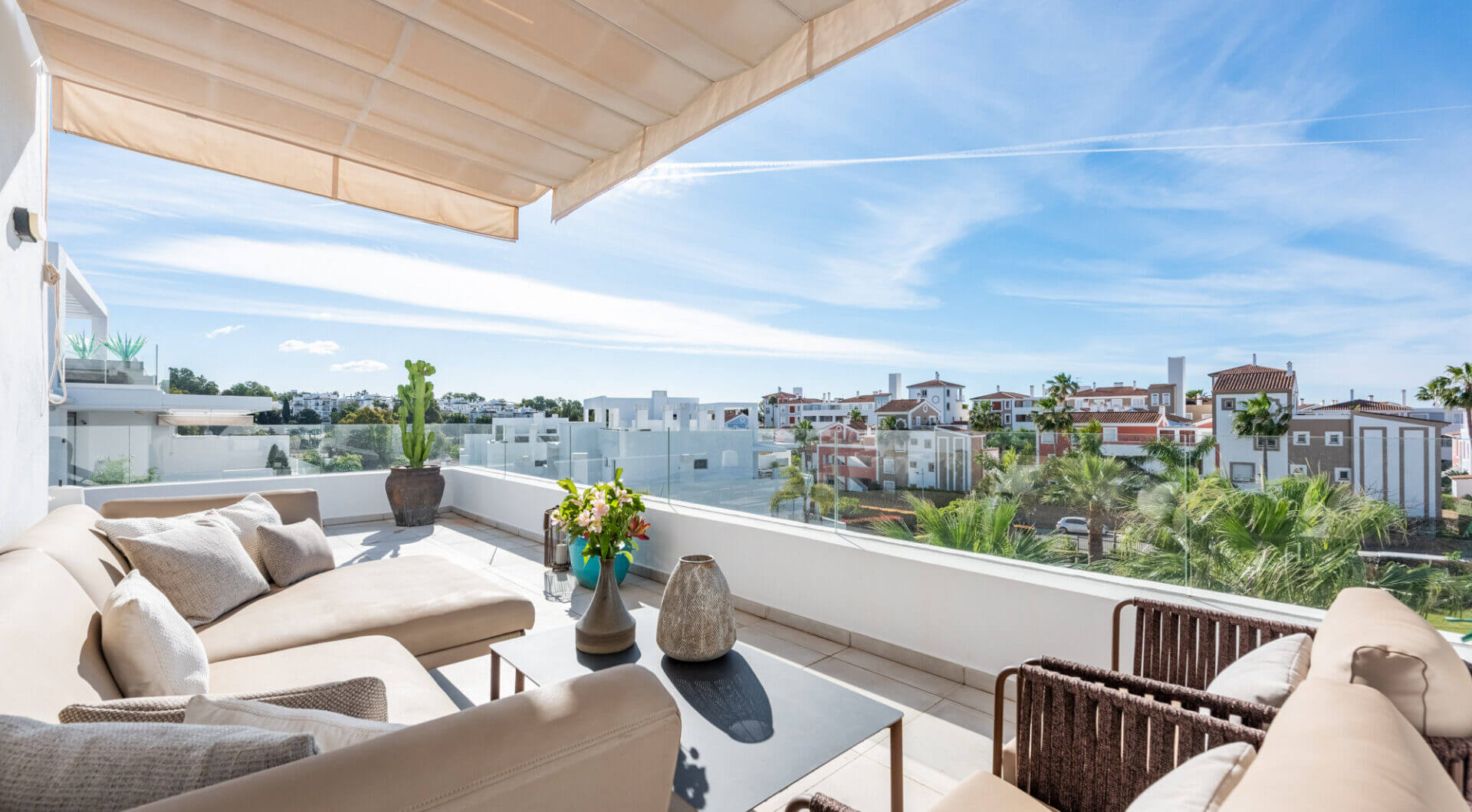 Stylowy i jasny dwupoziomowy penthouse w Cortijo del Golf na Nowej Złotej Mili