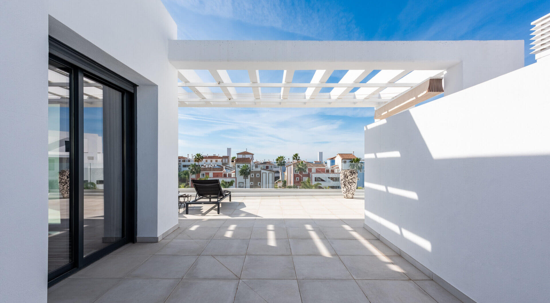 Stylowy i jasny dwupoziomowy penthouse w Cortijo del Golf na Nowej Złotej Mili