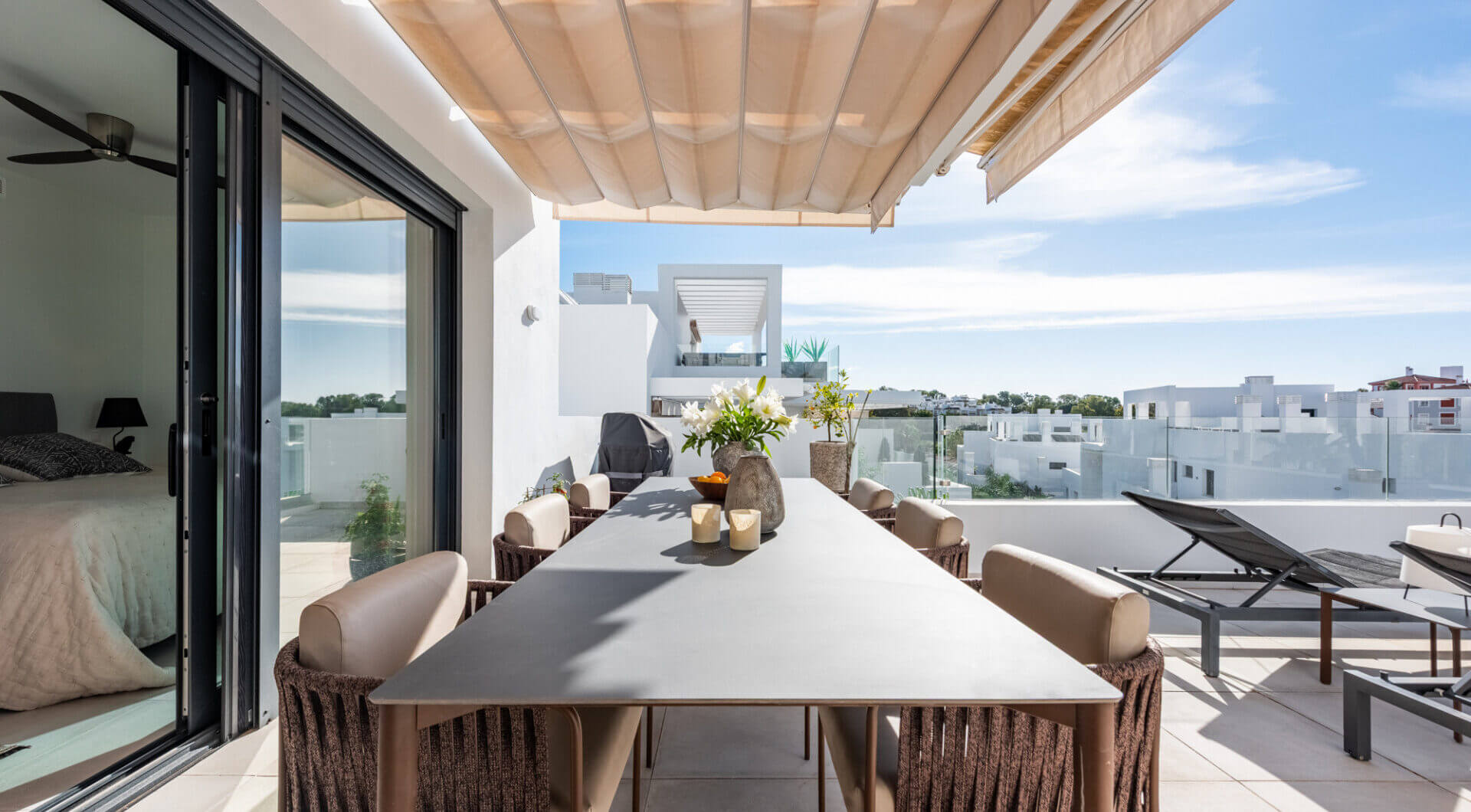 Stylowy i jasny dwupoziomowy penthouse w Cortijo del Golf na Nowej Złotej Mili