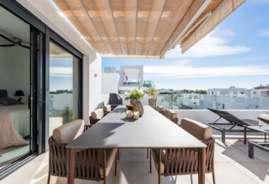 Stylowy i jasny dwupoziomowy penthouse w Cortijo del Golf na Nowej Złotej Mili