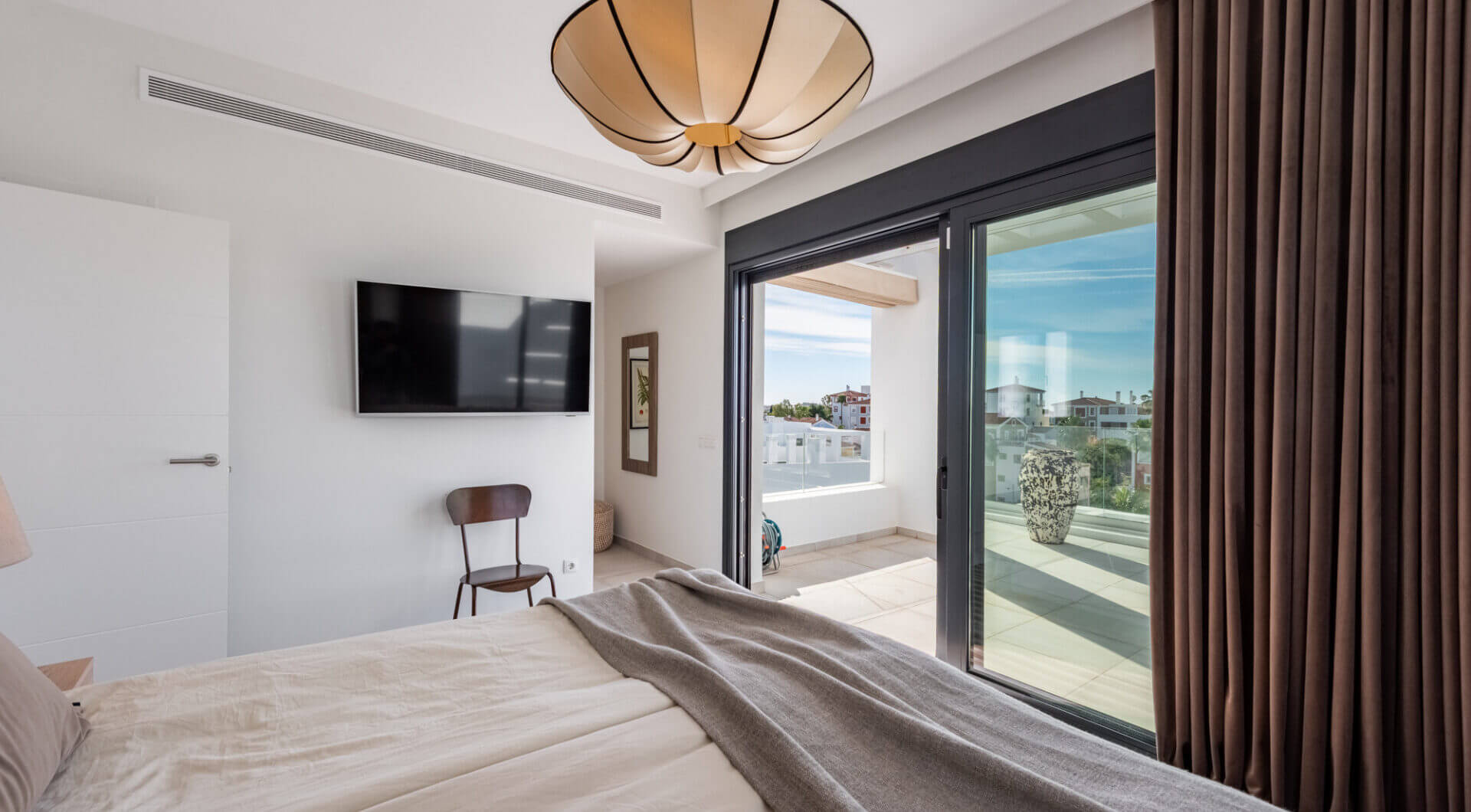 Stylowy i jasny dwupoziomowy penthouse w Cortijo del Golf na Nowej Złotej Mili