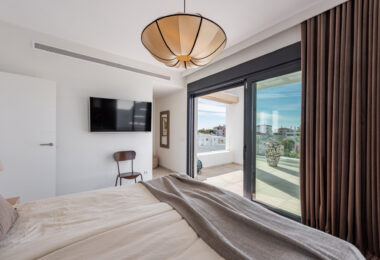 Stylowy i jasny dwupoziomowy penthouse w Cortijo del Golf na Nowej Złotej Mili