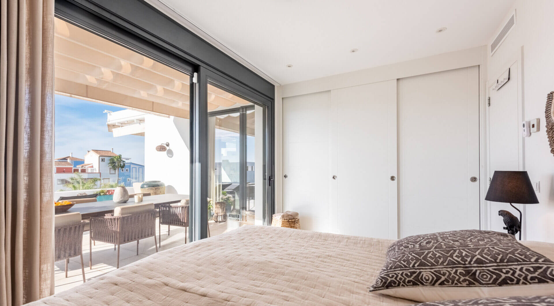 Stylowy i jasny dwupoziomowy penthouse w Cortijo del Golf na Nowej Złotej Mili