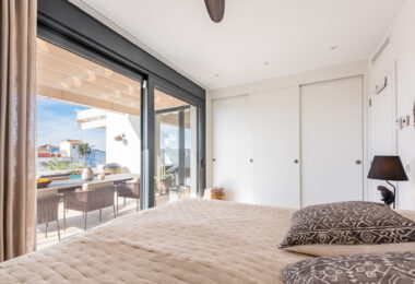 Stylowy i jasny dwupoziomowy penthouse w Cortijo del Golf na Nowej Złotej Mili