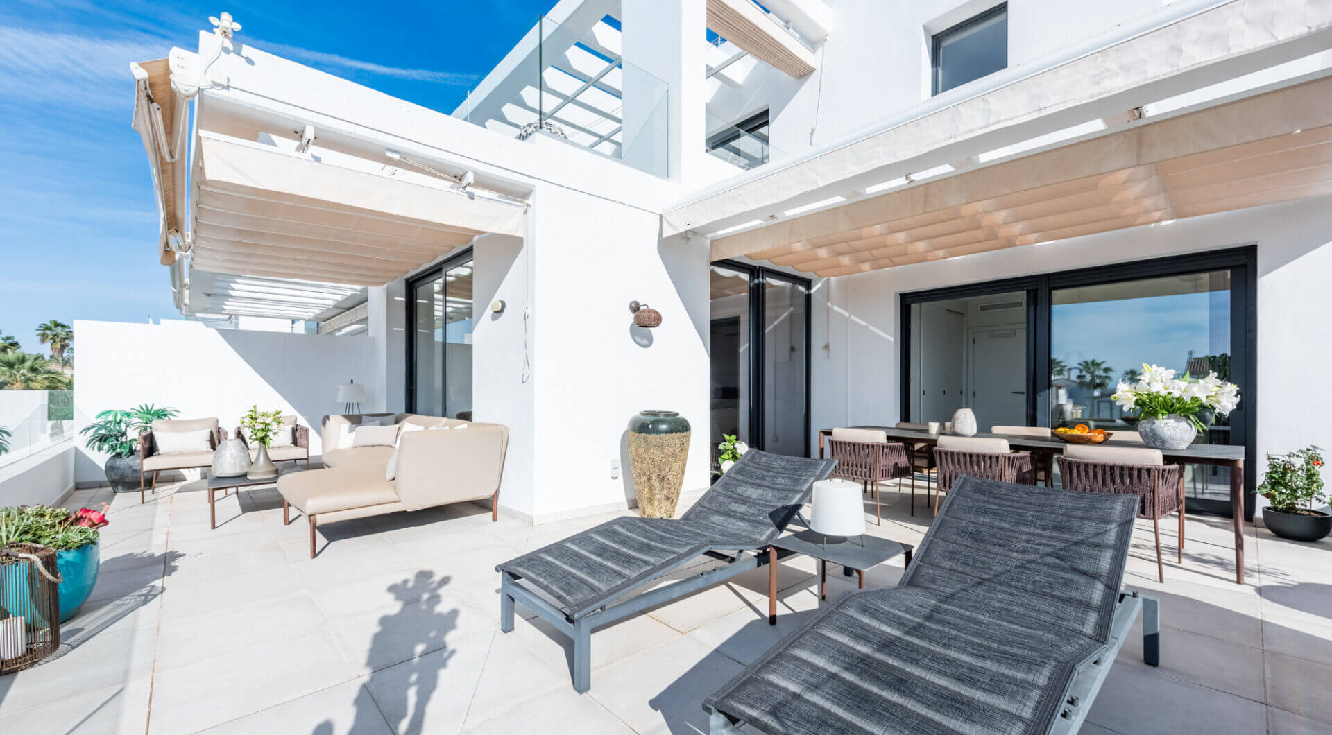 Stylowy i jasny dwupoziomowy penthouse w Cortijo del Golf na Nowej Złotej Mili