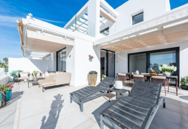 Stylowy i jasny dwupoziomowy penthouse w Cortijo del Golf na Nowej Złotej Mili