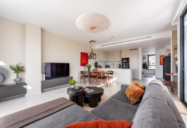 Stylowy i jasny dwupoziomowy penthouse w Cortijo del Golf na Nowej Złotej Mili