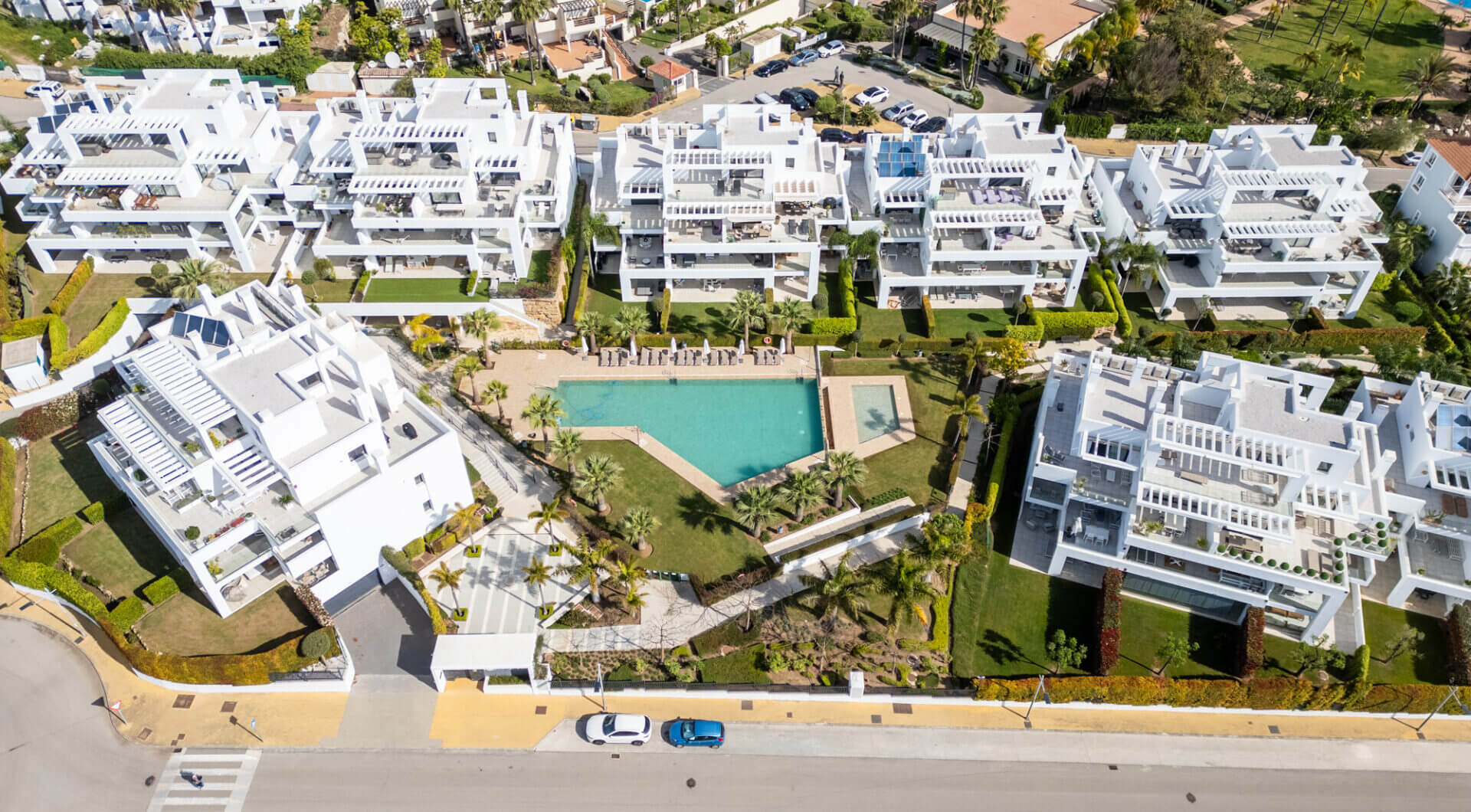 Stylowy i jasny dwupoziomowy penthouse w Cortijo del Golf na Nowej Złotej Mili