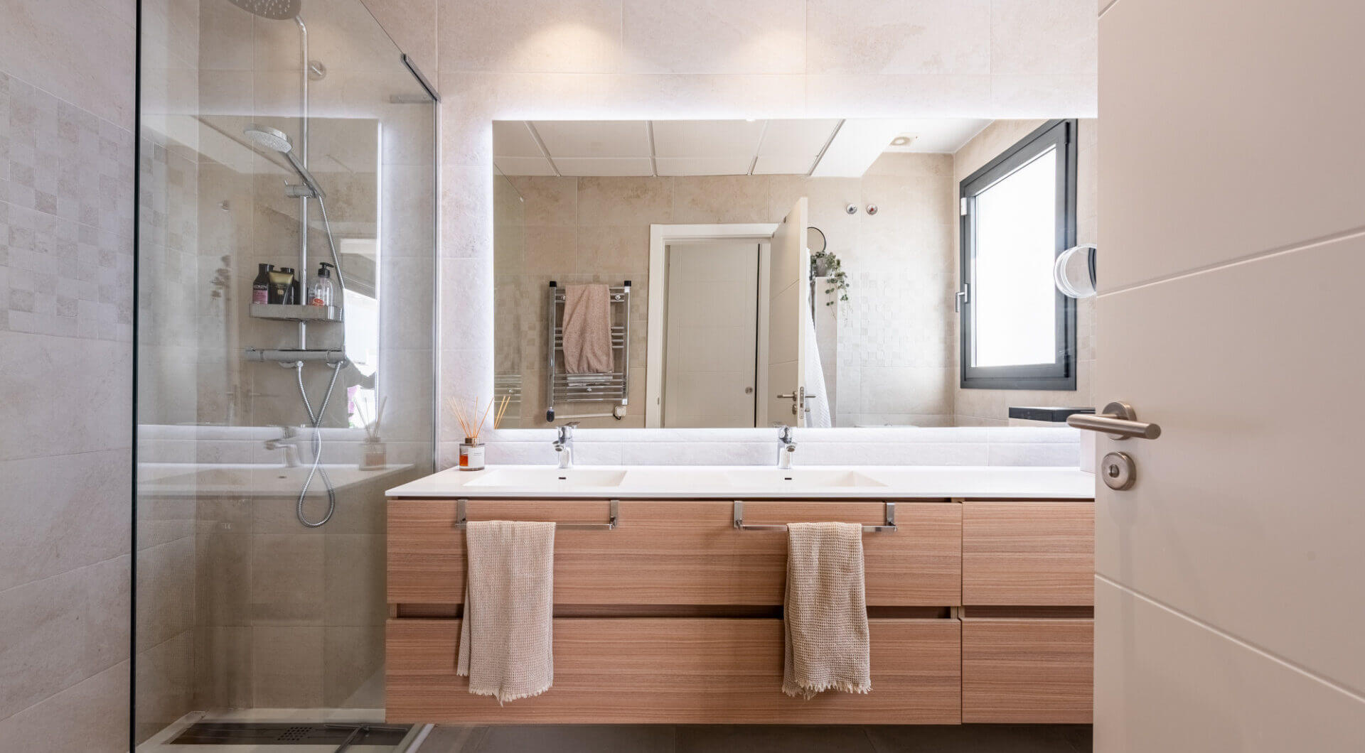 Stylowy i jasny dwupoziomowy penthouse w Cortijo del Golf na Nowej Złotej Mili