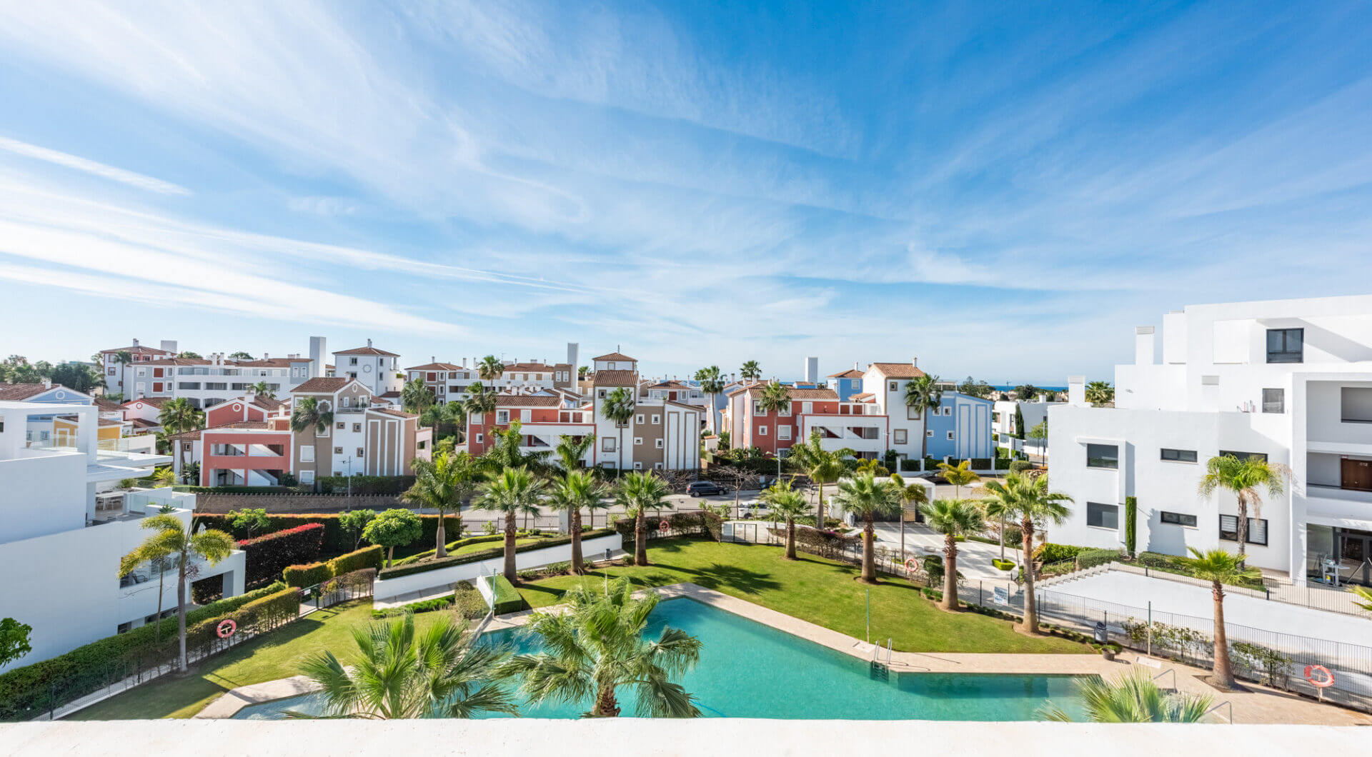 Stylowy i jasny dwupoziomowy penthouse w Cortijo del Golf na Nowej Złotej Mili