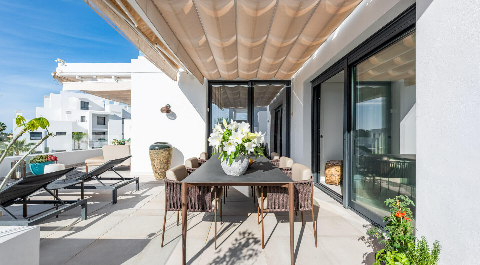 Stylowy i jasny dwupoziomowy penthouse w Cortijo del Golf na Nowej Złotej Mili